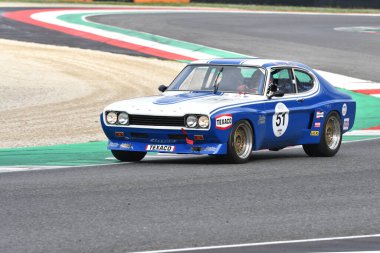 Scarperia, 2 Nisan 2023: Ford Capri RS 2600 1973 Mugello Classic 2023 tarihinde İtalya 'daki Mugello Pisti' nde eylem halindedir..