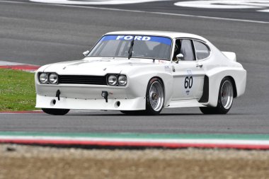 Scarperia, 2 Nisan 2023: Ford Capri RS 3100 Köln 1974 Mugello Classic 2023 'te İtalya' daki Mugello Pisti 'nde eylem halindedir..