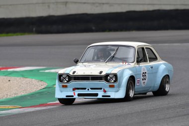 Scarperia, 2 Nisan 2023: Ford Escort RS 1600 1975 Mugello Classic 2023 tarihinde İtalya 'daki Mugello Pisti' nde eylem halindeydi..