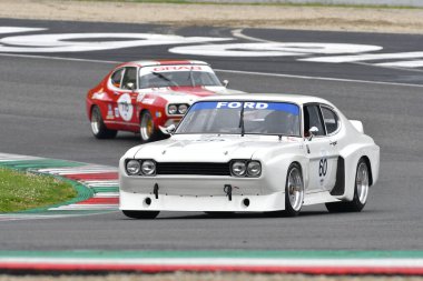 Scarperia, 2 Nisan 2023: Ford Capri RS 3100 Köln 1974 Mugello Classic 2023 'te İtalya' daki Mugello Pisti 'nde eylem halindedir..