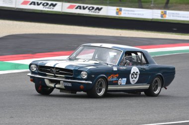 Scarperia, 2 Nisan 2023: Ford Mustang 289 1965 Mugello Classic 2023 'te İtalya Mugello Pisti' nde.