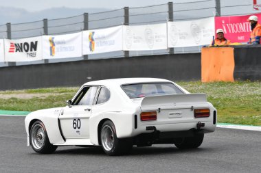 Scarperia, 2 Nisan 2023: Ford Capri RS 3100 Köln 1974 Mugello Classic 2023 'te İtalya' daki Mugello Pisti 'nde eylem halindedir..