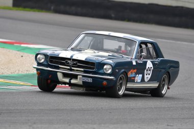 Scarperia, 2 Nisan 2023: Ford Mustang 289 1965 Mugello Classic 2023 'te İtalya Mugello Pisti' nde.