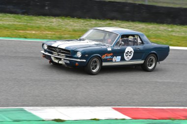 Scarperia, 2 Nisan 2023: Ford Mustang 289 1965 Mugello Classic 2023 'te İtalya Mugello Pisti' nde.