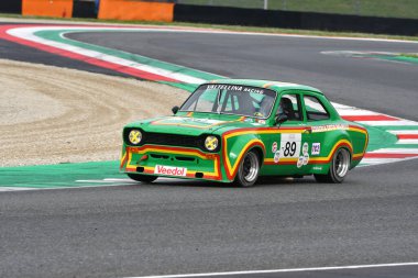 Scarperia, 2 Nisan 2023: Ford Escort RS 1600 1975 Mugello Classic 2023 tarihinde İtalya 'daki Mugello Pisti' nde eylem halindeydi..