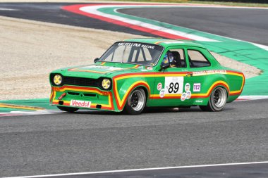 Scarperia, 2 Nisan 2023: Ford Escort RS 1600 1975 Mugello Classic 2023 tarihinde İtalya 'daki Mugello Pisti' nde eylem halindeydi..