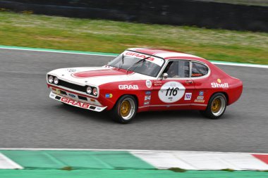 Scarperia, 2 Nisan 2023: Ford Capri RS 3100 1975 Mugello Classic 2023 tarihinde İtalya 'daki Mugello Pisti' nde faaliyet göstermektedir..