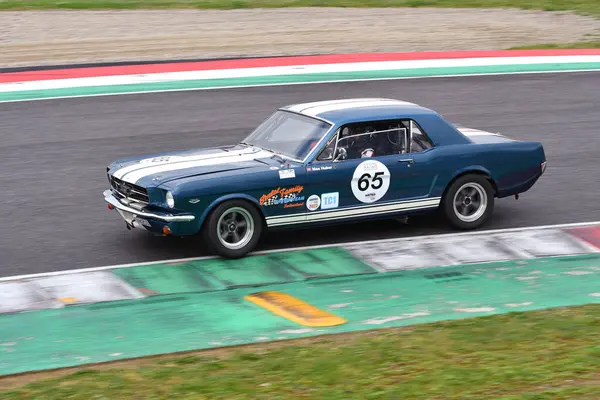 Scarperia, 2 Nisan 2023: Ford Mustang 289 1965 Mugello Classic 2023 'te İtalya Mugello Pisti' nde.