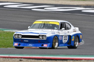Scarperia, 2 Nisan 2023: Ford Capri RS 3100 Köln 1975 Mugello Classic 2023 tarihinde İtalya 'daki Mugello Pisti' nde eylem halindedir.