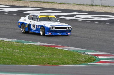 Scarperia, 2 Nisan 2023: Ford Capri RS 3100 Köln 1975 Mugello Classic 2023 tarihinde İtalya 'daki Mugello Pisti' nde eylem halindedir.