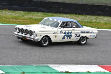 Scarperia, 2 Nisan 2023: Ford Falcon Sprint 1964 Mugello Classic 2023 'te İtalya Mugello Pisti' nde.