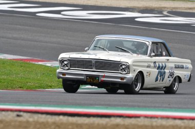Scarperia, 2 Nisan 2023: Ford Falcon Sprint 1964 Mugello Classic 2023 'te İtalya Mugello Pisti' nde.
