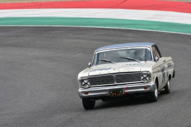 Scarperia, 2 Nisan 2023: Ford Falcon Sprint 1964 Mugello Classic 2023 'te İtalya Mugello Pisti' nde.