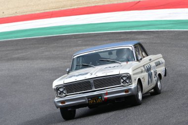 Scarperia, 2 Nisan 2023: Ford Falcon Sprint 1964 Mugello Classic 2023 'te İtalya Mugello Pisti' nde.