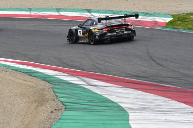 Scarperia, 23 Mart 2024 İtalya: Porsche 911 GT3 R (992) Hash-Fontana-Jacoma-Mettler tarafından üretilen Team Car Collection Motorsport sürücüsü Mugello Pisti 'nde 12h Hankook sırasında faaliyete geçti.