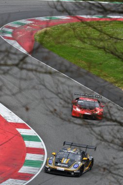 Scarperia, 23 Mart 2024 İtalya: Porsche 911 GT3 R (992) Hash-Fontana-Jacoma-Mettler tarafından üretilen Team Car Collection Motorsport sürücüsü Mugello Pisti 'nde 12h Hankook sırasında faaliyete geçti.