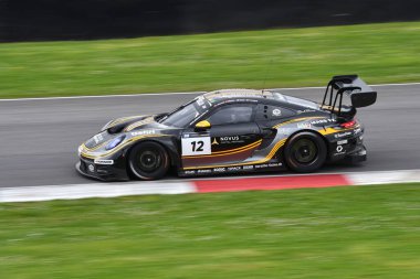 Scarperia, 23 Mart 2024 İtalya: Porsche 911 GT3 R (992) Hash-Fontana-Jacoma-Mettler tarafından üretilen Team Car Collection Motorsport sürücüsü Mugello Pisti 'nde 12h Hankook sırasında faaliyete geçti.