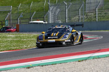 Scarperia, 23 Mart 2024 İtalya: Porsche 911 GT3 R (992) Hash-Fontana-Jacoma-Mettler tarafından üretilen Team Car Collection Motorsport sürücüsü Mugello Pisti 'nde 12h Hankook sırasında faaliyete geçti.