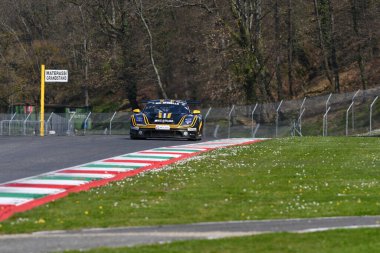Scarperia, 23 Mart 2024 İtalya: Porsche 911 GT3 R (992) Hash-Fontana-Jacoma-Mettler tarafından üretilen Team Car Collection Motorsport sürücüsü Mugello Pisti 'nde 12h Hankook sırasında faaliyete geçti.
