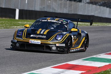 Scarperia, 23 Mart 2024 İtalya: Porsche 911 GT3 R (992) Hash-Fontana-Jacoma-Mettler tarafından üretilen Team Car Collection Motorsport sürücüsü Mugello Pisti 'nde 12h Hankook sırasında faaliyete geçti.