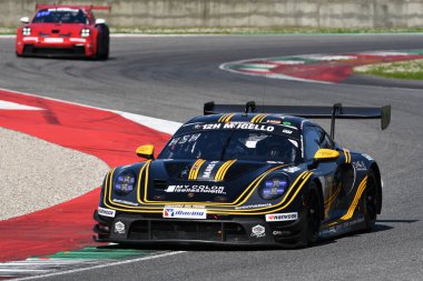 Scarperia, 23 Mart 2024 İtalya: Porsche 911 GT3 R (992) Hash-Fontana-Jacoma-Mettler tarafından üretilen Team Car Collection Motorsport sürücüsü Mugello Pisti 'nde 12h Hankook sırasında faaliyete geçti.