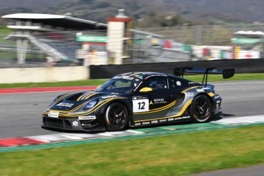 Scarperia, 23 Mart 2024 İtalya: Porsche 911 GT3 R (992) Hash-Fontana-Jacoma-Mettler tarafından üretilen Team Car Collection Motorsport sürücüsü Mugello Pisti 'nde 12h Hankook sırasında faaliyete geçti.