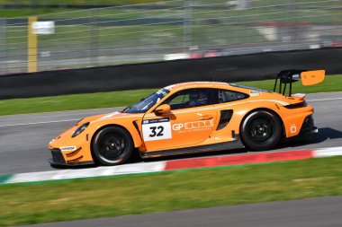 Scarperia, 23 Mart 2024 İtalya: GP Elit Takımı 'ndan Porsche 911 GT3 R (992) Groeneveld-van Kuijk-van Splunteren, Mugello Pisti' nde 12: 00 Hankook sırasında görev başında..