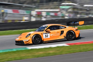 Scarperia, 23 Mart 2024 İtalya: GP Elit Takımı 'ndan Porsche 911 GT3 R (992) Groeneveld-van Kuijk-van Splunteren, Mugello Pisti' nde 12: 00 Hankook sırasında görev başında..