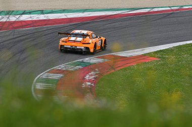 Scarperia, 23 Mart 2024 İtalya: GP Elit Takımı 'ndan Porsche 911 GT3 R (992) Groeneveld-van Kuijk-van Splunteren, Mugello Pisti' nde 12: 00 Hankook sırasında görev başında..