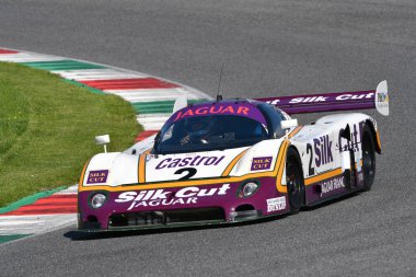 Scarperia, 5 Nisan 2024: Jaguar XJR-9 grubu C sınıfı 1988 Mugello Classic 2024 sırasında İtalya 'daki Mugello Pisti' nde faaliyette..