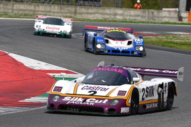 Scarperia, 5 Nisan 2024: Jaguar XJR-9 grubu C sınıfı 1988 Mugello Classic 2024 sırasında İtalya 'daki Mugello Pisti' nde faaliyette..