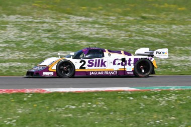 Scarperia, 5 Nisan 2024: Jaguar XJR-9 grubu C sınıfı 1988 Mugello Classic 2024 sırasında İtalya 'daki Mugello Pisti' nde faaliyette..