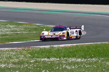 Scarperia, 5 Nisan 2024: Jaguar XJR-9 grubu C sınıfı 1988 Mugello Classic 2024 sırasında İtalya 'daki Mugello Pisti' nde faaliyette..