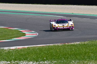 Scarperia, 5 Nisan 2024: Jaguar XJR-9 grubu C sınıfı 1988 Mugello Classic 2024 sırasında İtalya 'daki Mugello Pisti' nde faaliyette..
