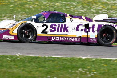 Scarperia, 5 Nisan 2024: Jaguar XJR-9 grubu C sınıfı 1988 Mugello Classic 2024 sırasında İtalya 'daki Mugello Pisti' nde faaliyette..