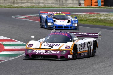 Scarperia, 5 Nisan 2024: Jaguar XJR-9 grubu C sınıfı 1988 Mugello Classic 2024 sırasında İtalya 'daki Mugello Pisti' nde faaliyette..