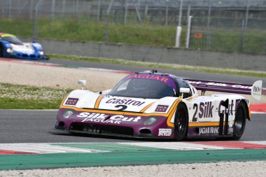 Scarperia, 5 Nisan 2024: Jaguar XJR-9 grubu C sınıfı 1988 Mugello Classic 2024 sırasında İtalya 'daki Mugello Pisti' nde faaliyette..
