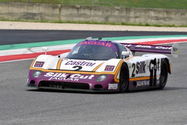 Scarperia, 5 Nisan 2024: Jaguar XJR-9 grubu C sınıfı 1988 Mugello Classic 2024 sırasında İtalya 'daki Mugello Pisti' nde faaliyette..