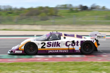 Scarperia, 5 Nisan 2024: Jaguar XJR-9 grubu C sınıfı 1988 Mugello Classic 2024 sırasında İtalya 'daki Mugello Pisti' nde faaliyette..