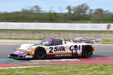 Scarperia, 5 Nisan 2024: Jaguar XJR-9 grubu C sınıfı 1988 Mugello Classic 2024 sırasında İtalya 'daki Mugello Pisti' nde faaliyette..
