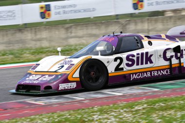 Scarperia, 5 Nisan 2024: Jaguar XJR-9 grubu C sınıfı 1988 Mugello Classic 2024 sırasında İtalya 'daki Mugello Pisti' nde faaliyette..