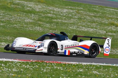 Scarperia, 5 Nisan 2024: Peugeot 905 Evo 1 Bis grubu C yılı 1991 Mugello Classic 2024 sırasında İtalya 'daki Mugello Pisti' nde faaliyet göstermektedir..