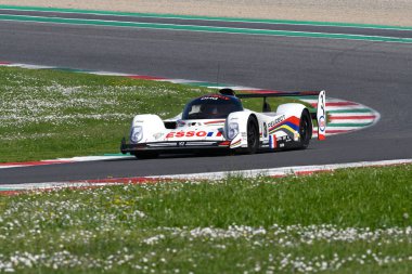 Scarperia, 5 Nisan 2024: Peugeot 905 Evo 1 Bis grubu C yılı 1991 Mugello Classic 2024 sırasında İtalya 'daki Mugello Pisti' nde faaliyet göstermektedir..