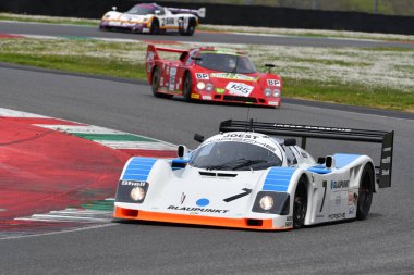 Scarperia, 5 Nisan 2024: Porsche 962 C grubu 1990 Mugello Classic 2024 'te İtalya' daki Mugello Pisti 'nde faaliyete girdi.