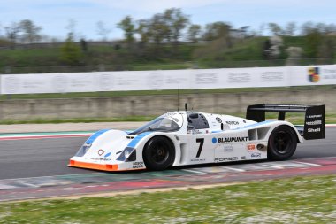 Scarperia, 5 Nisan 2024: Porsche 962 C grubu 1990 Mugello Classic 2024 'te İtalya' daki Mugello Pisti 'nde faaliyete girdi.