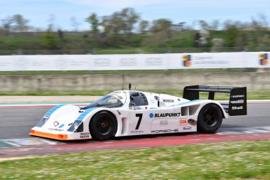 Scarperia, 5 Nisan 2024: Porsche 962 C grubu 1990 Mugello Classic 2024 'te İtalya' daki Mugello Pisti 'nde faaliyete girdi.