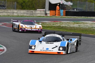Scarperia, 5 Nisan 2024: Porsche 962 C grubu 1990 Mugello Classic 2024 'te İtalya' daki Mugello Pisti 'nde faaliyete girdi.
