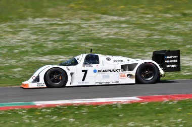 Scarperia, 5 Nisan 2024: Porsche 962 C grubu 1990 Mugello Classic 2024 'te İtalya' daki Mugello Pisti 'nde faaliyete girdi.