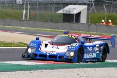 Scarperia, 5 Nisan 2024: Nissan R90CK grubu C yılı 1990 Mugello Classic 2024 sırasında İtalya 'daki Mugello Pisti' nde faaliyet göstermektedir..