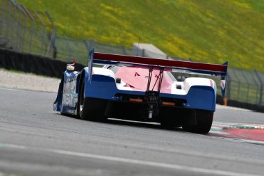 Scarperia, 5 Nisan 2024: Nissan R90CK grubu C yılı 1990 Mugello Classic 2024 sırasında İtalya 'daki Mugello Pisti' nde faaliyet göstermektedir..